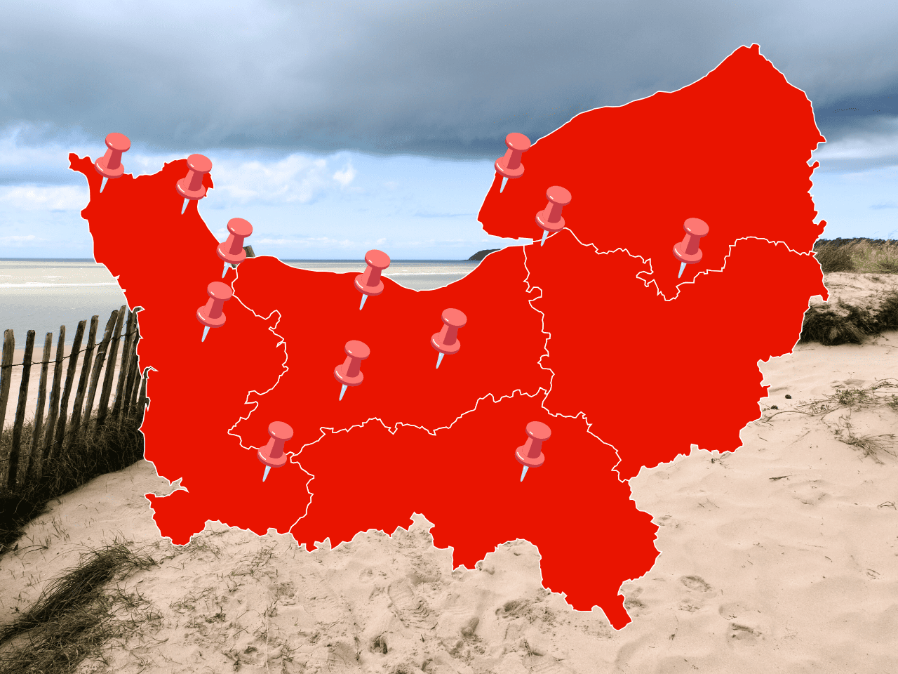 image de la carte de la Normandie et des visites à faire avec une plage normande en fond